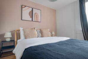 1 slaapkamer, een strijkplank/strijkijzer, wifi, beddengoed
