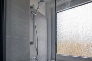 Hair dryer, towels - Stellar Charlottenburg 2BR, Fully Furnished & Equipped, by Blueground (Berlin)