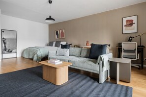 Iron/ironing board, WiFi, bed sheets - Terrific Charlottenburg Studio, Fully Furnished, by Blueground (Berlin)