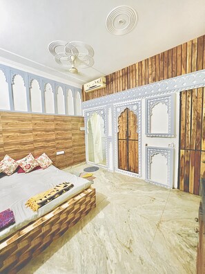 6 bedrooms, iron/ironing board, WiFi, bed sheets