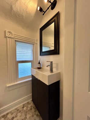 Haartrockner, Handtücher, Seife, Shampoo