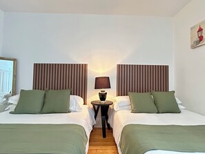 4 Schlafzimmer, Schreibtisch, Bügeleisen/Bügelbrett, WLAN