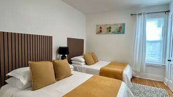 4 slaapkamers, een bureau, een strijkplank/strijkijzer, wifi