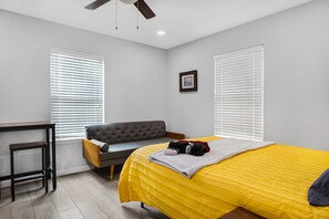 4 bedrooms, WiFi, bed sheets - Spacious, pet-friendly 4b2b close to Riverwalk and Alamo (San Antonio)