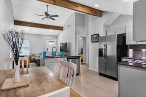 Fridge, microwave, oven, stovetop - Spacious, pet-friendly 4b2b close to Riverwalk and Alamo (San Antonio)