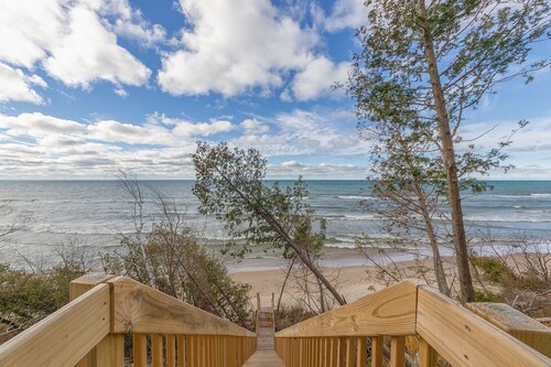 Whitecaps Lakeside– Pet-Friendly Lake Michigan Escape