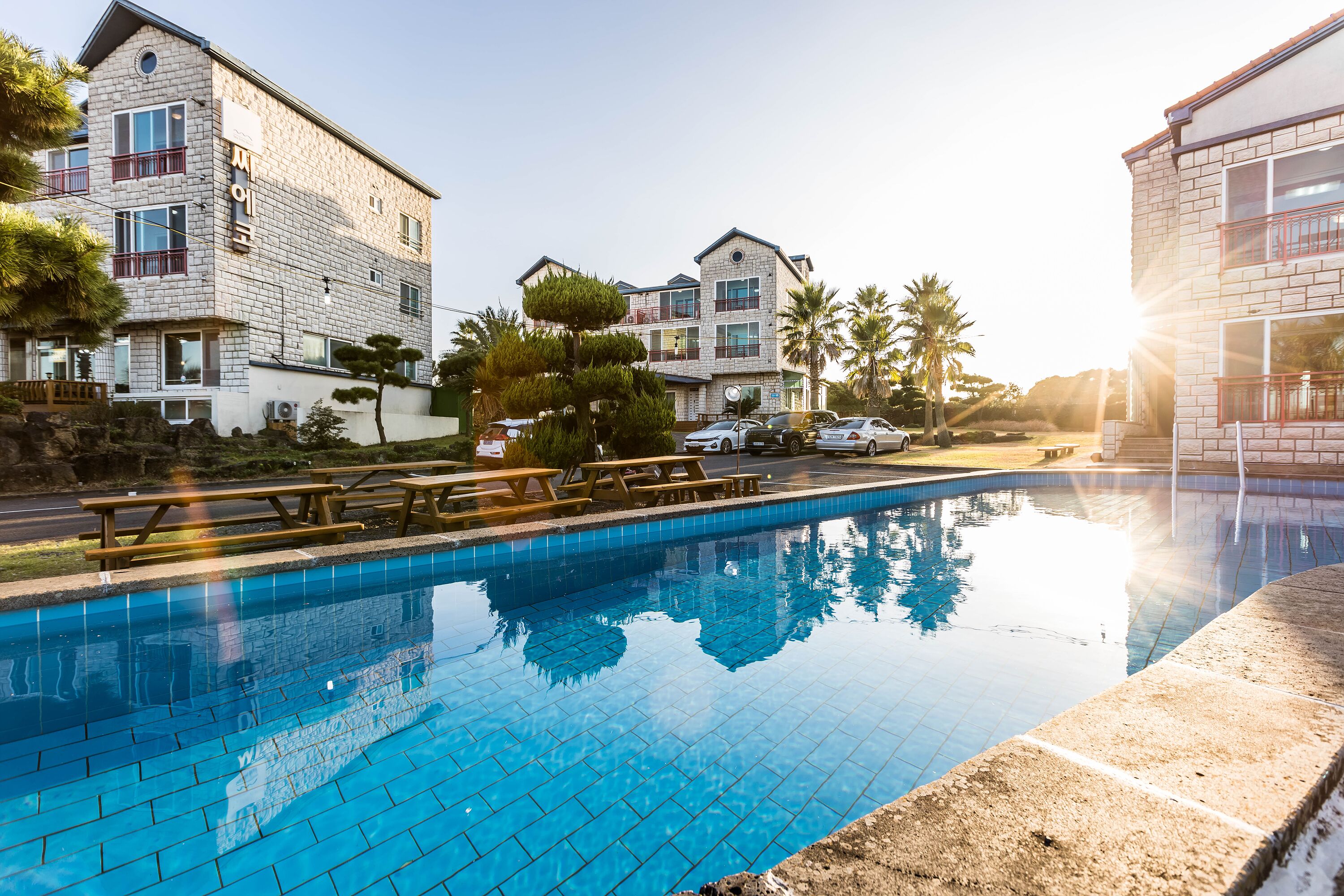 Una piscina al aire libre de temporada