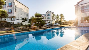 Una piscina al aire libre de temporada