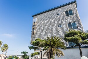 Un edificio de varios pisos con fachada de ladrillo y varias ventanas.