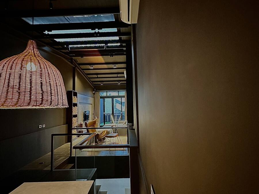 Un interior moderno con una estructura esférica distintiva, una escalera y vistas a un espacio exterior.