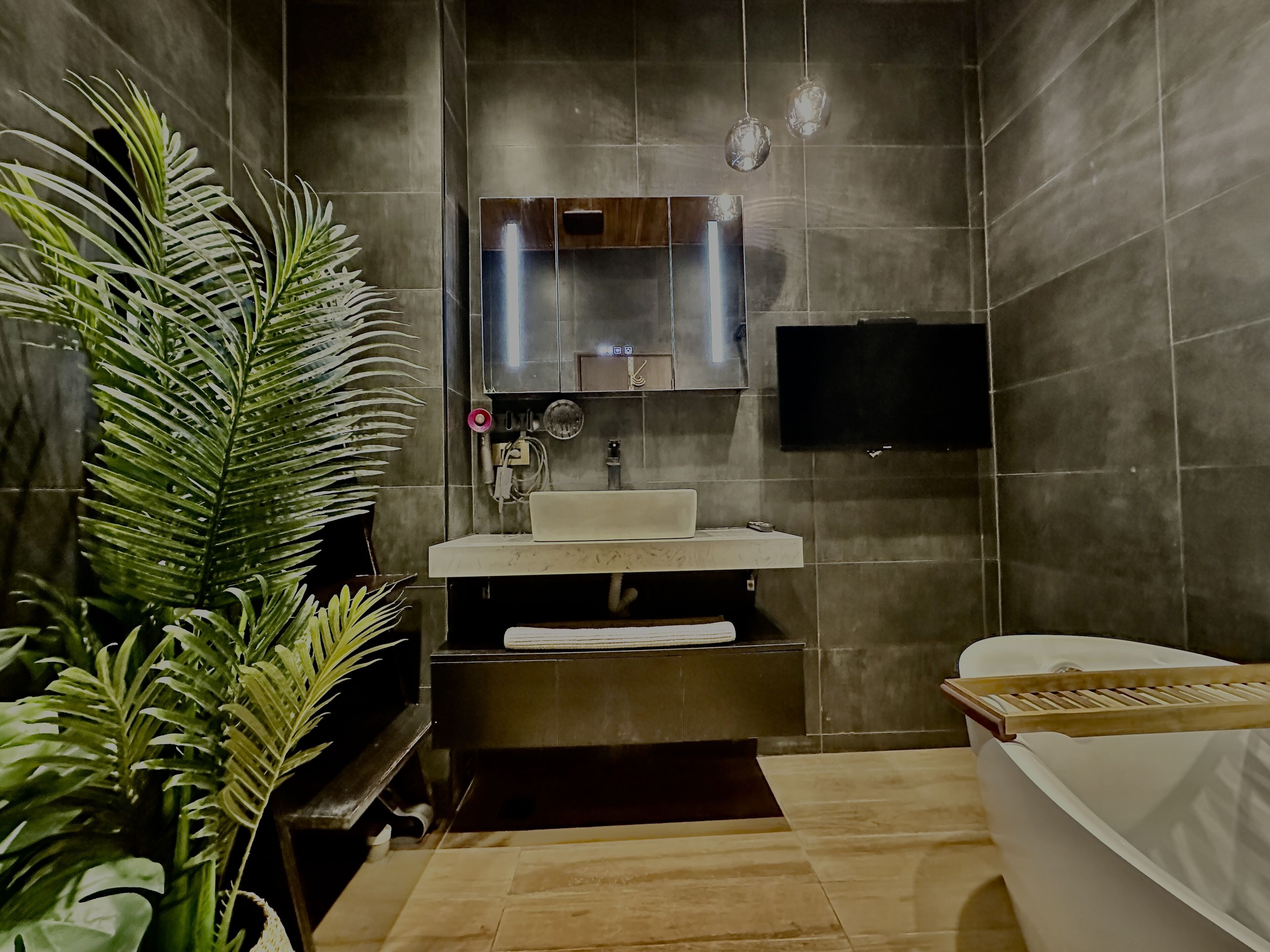Un bagno moderno con lavandino, specchio e water.