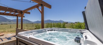 New! Private Hot Tub | Dog Friendly | Summer Retreat in Paradise Valley!