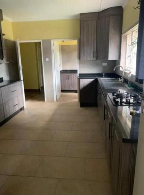 Kjøleskap, mikrobølgeovn, kokeplater og kaffetrakter/tekoker