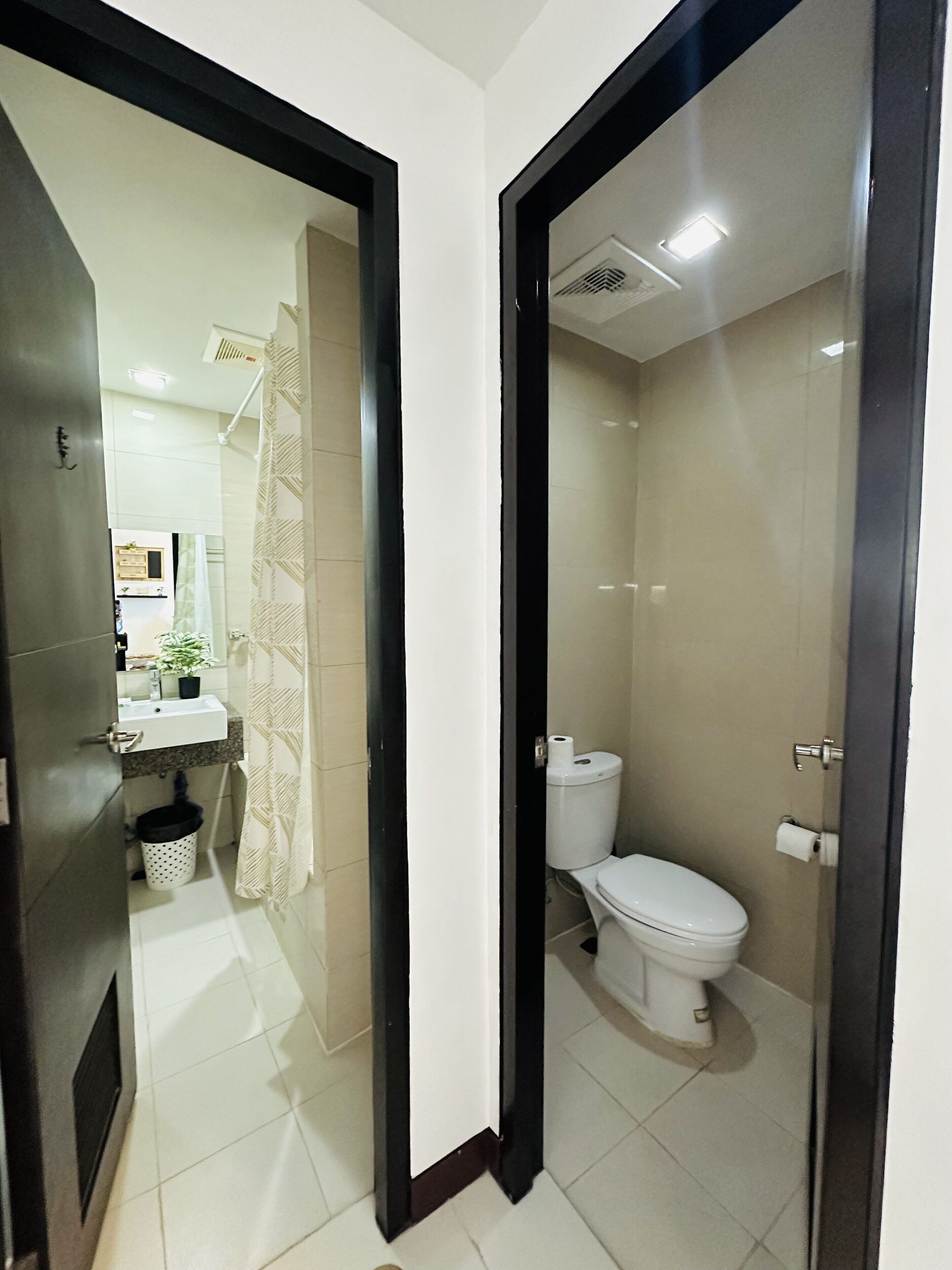 Een badkamer met toilet, wastafel en douche.