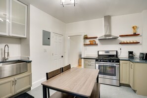 Køleskab, mikrobølgeovn, ovn, kogeplade