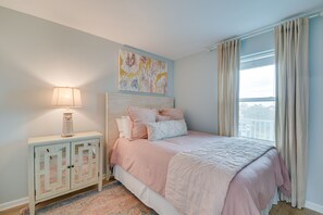 1 chambre, bureau, fer et planche à repasser, accès Internet