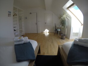 1 habitación, tabla de planchar con plancha, wifi gratis y ropa de cama 