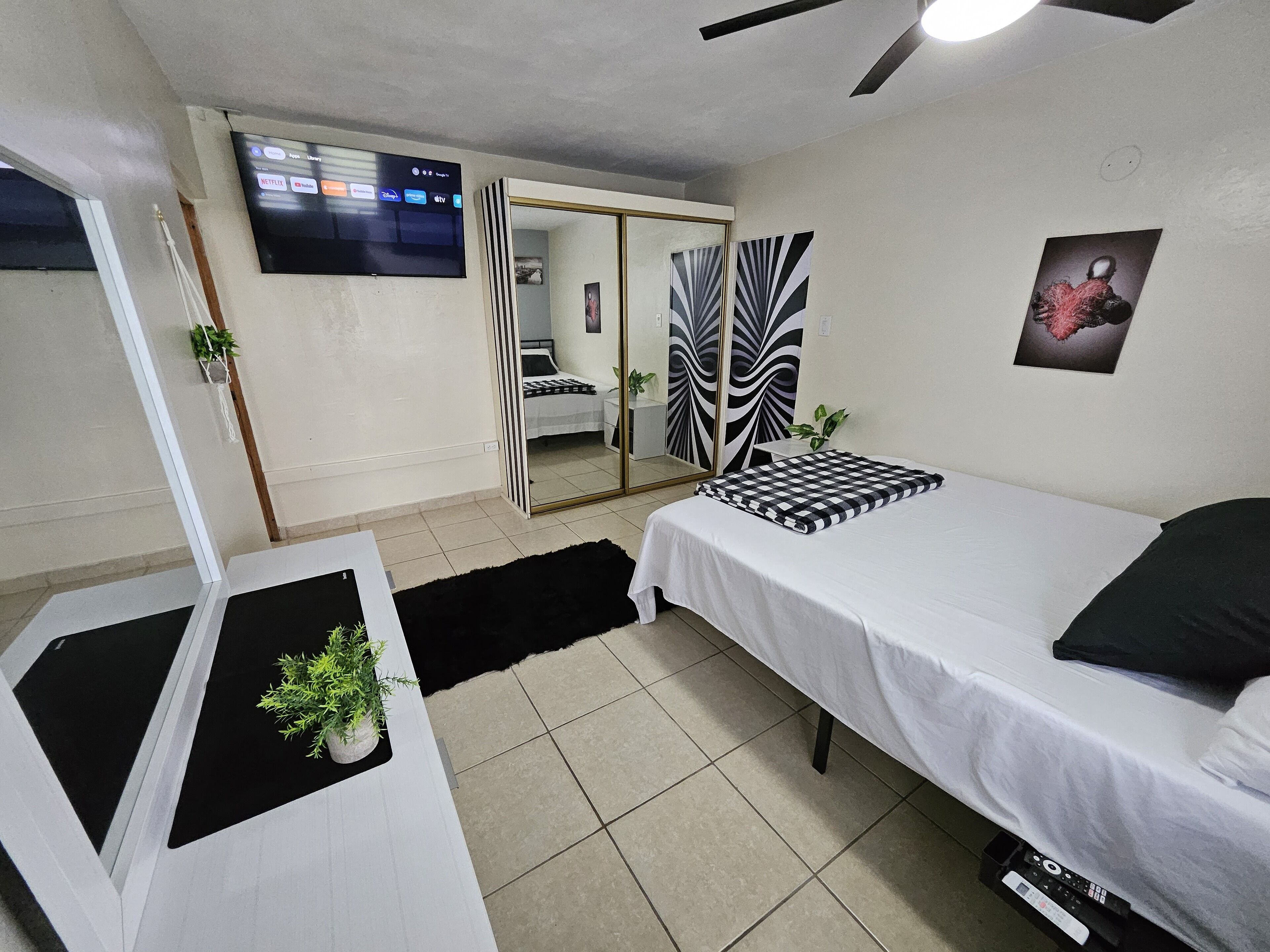 1 bedroom, desk, WiFi