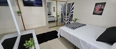 1 bedroom, desk, WiFi