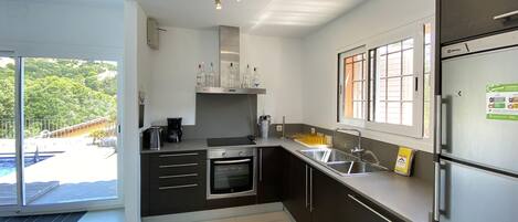 Fridge, oven, dishwasher, coffee/tea maker