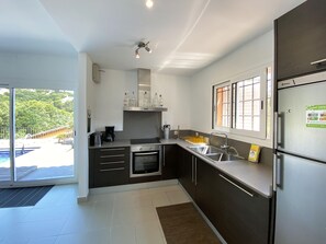 Fridge, oven, dishwasher, coffee/tea maker - Holiday rental villa with swimming pool in Begur, Sa Riera (Begur)