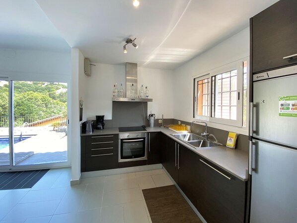 Kühlschrank, Ofen, Geschirrspüler, Wasserkocher mit Kaffee-/Teezubehör