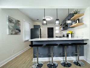 Een koelkast, een microgolfoven, een oven, een kookplaat