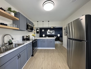 Geladeira, micro-ondas, fogão, cooktop
