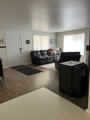 Interior - Cabin on Little Creek (Cle Elum)