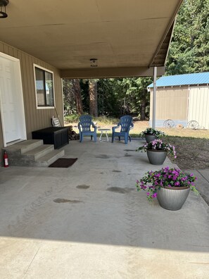Terrace/patio - Cabin on Little Creek (Cle Elum)