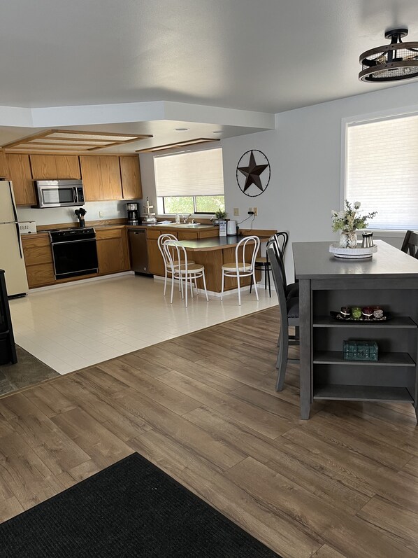 Fridge, microwave, oven, stovetop - Cabin on Little Creek (Cle Elum)