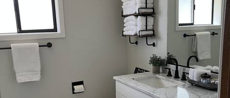 Séchoir à cheveux, serviettes fournies, savon, shampooing