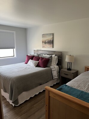 2 bedrooms, iron/ironing board, free WiFi, bed sheets - Cabin on Little Creek (Cle Elum)