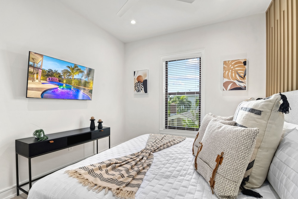 All Oar Nothing 4800 sqft, Walk to Lido Beach, Bike to St Armand