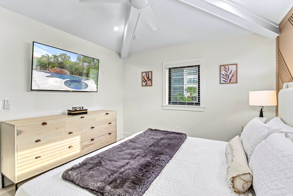 Shore is Something 5000sqft, Walk to Lido Beach, Bike to St Armand