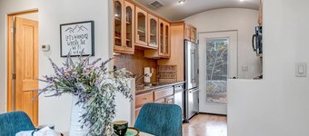 Experience Sedona Haven: a cozy 2BR retreat in Uptown with stunning red rock views.