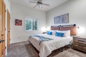2 bedrooms, desk, iron/ironing board, free WiFi - Experience Sedona Haven: a cozy 2BR retreat in Uptown with stunning red rock views. (Sedona)