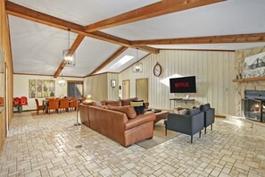 Fireplace - Newly Remodeled - Large Cedar Cabin
Close to Lake and Sking (Genoa City)