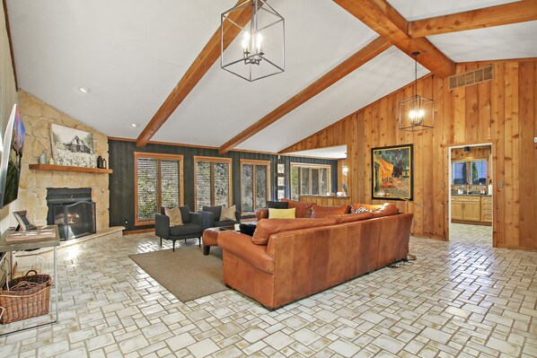 Fireplace - Newly Remodeled - Large Cedar Cabin
Close to Lake and Sking (Genoa City)