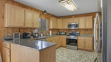 Batterie de cuisine, vaisselle et ustensiles, tables à manger