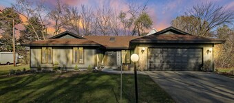 Newly Remodeled - Large Cedar Cabin
Close to Lake and Sking