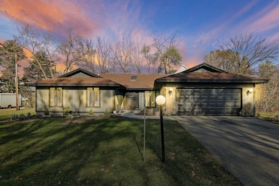Newly Remodeled - Large Cedar Cabin
Close to Lake and Sking