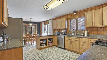 Cookware/dishes/utensils, dining tables