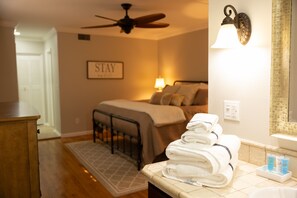 4 bedrooms, desk, iron/ironing board, free WiFi - BEAUTIFUL 4 Bed 3 Bath Renovated Furnished House S HSV  2 Car Garage NON SMOKING (Huntsville)