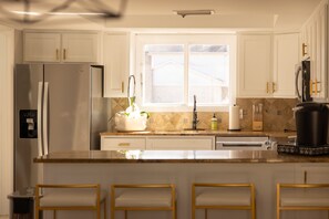 Geladeira, micro-ondas, fogão, cooktop