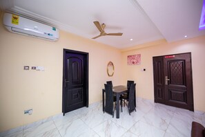 Dining - 1 Bed Apartment - Rooftop Terrace, Parking, Wifi (Accra)