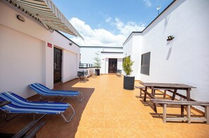 Outdoor dining - 1 Bed Apartment - Rooftop Terrace, Parking, Wifi (Accra)
