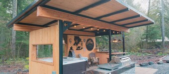 Mt Rainier Cabin w Hot Tub, Fire Pit & EV