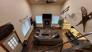 智能电视、壁炉、电子游戏、书