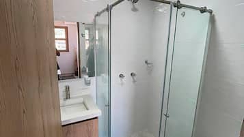 Ducha, toallas, jabón y papel higiénico